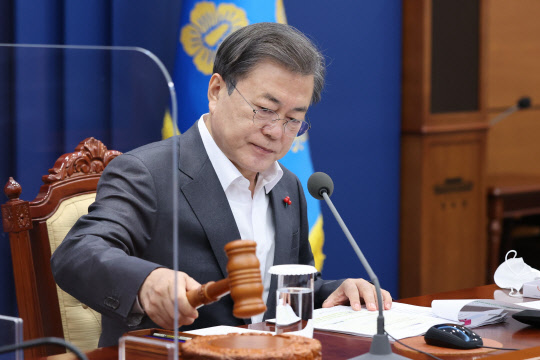 문재인 대통령이 15일 오전 청와대에서 영상 국무회의를 시작하며 의사봉을 두드리고 있다.  연합뉴스